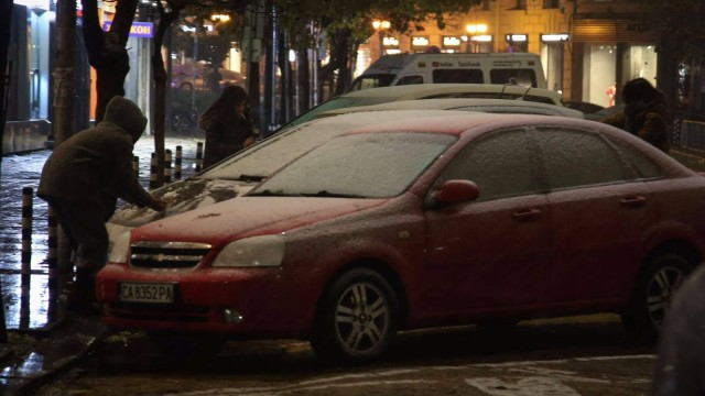 Честито! Първи сняг падна в София (СНИМКИ)