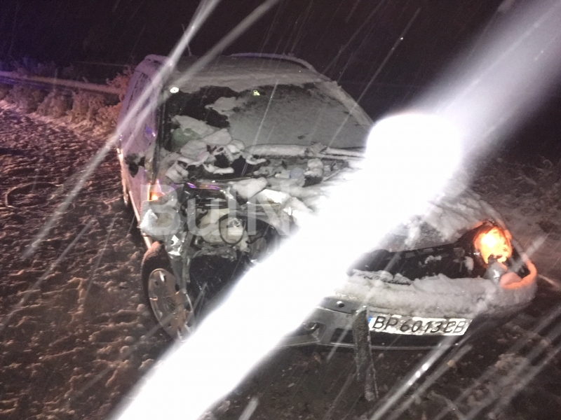Кола се размаза в снегорин край Враца (СНИМКИ)