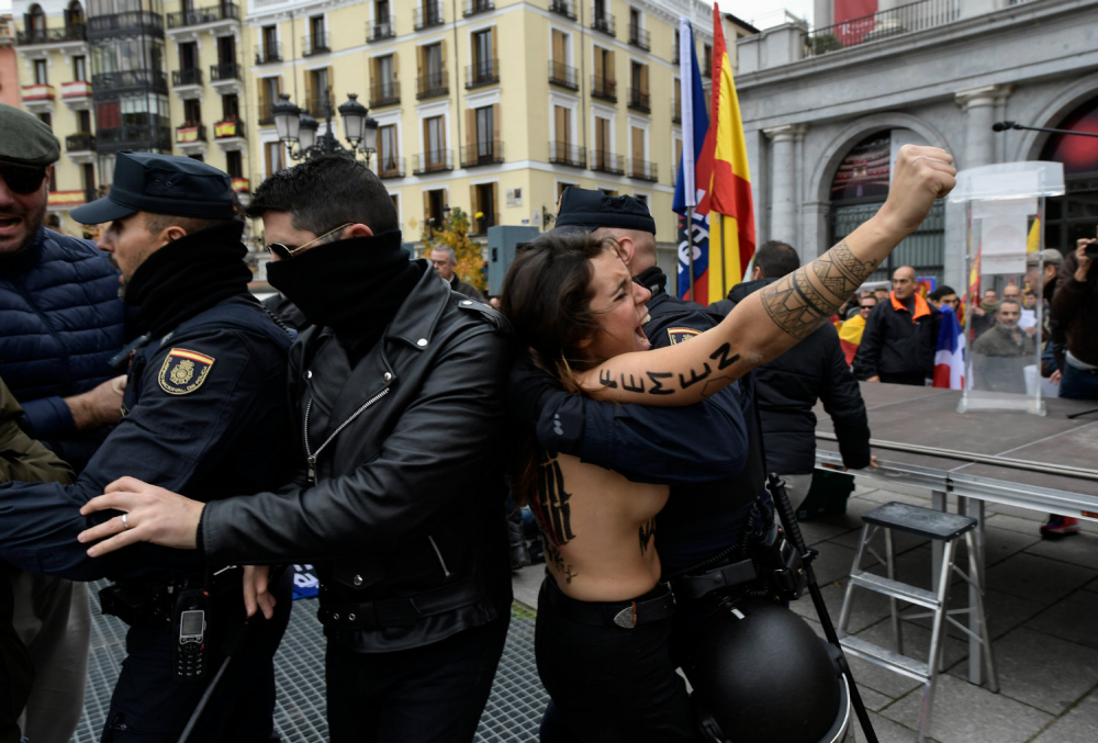 Млади активистки от "Фемен" излязоха с голи гърди срещу акцията в памет на диктатора Франко (СНИМКИ/ВИДЕО 18+)