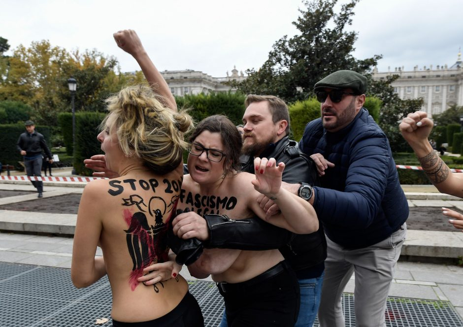 Млади активистки от "Фемен" излязоха с голи гърди срещу акцията в памет на диктатора Франко (СНИМКИ/ВИДЕО 18+)