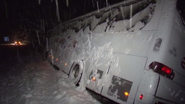 Извънредно: Шокиращ инцидент с пътнически автобус край Севлиево (СНИМКИ)