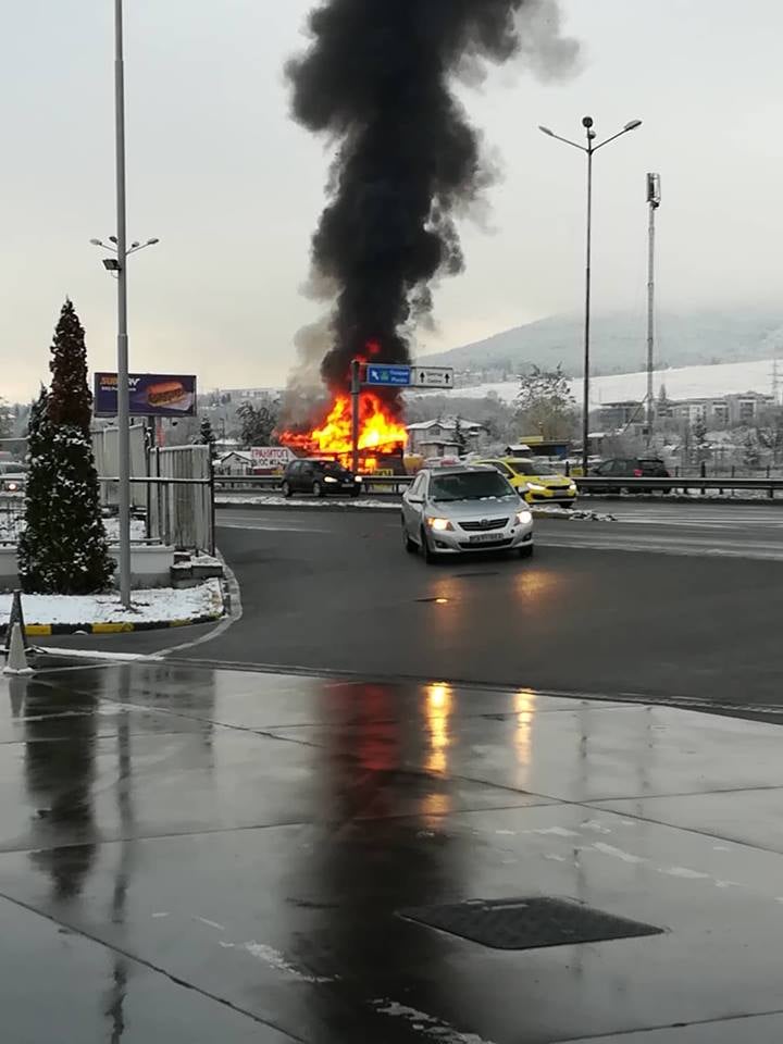 Извънредно и първо в БЛИЦ! Голям пожар лумна в София на метри от две бензиностанции (СНИМКА)