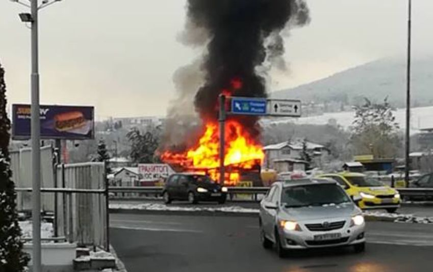 Извънредно и първо в БЛИЦ! Голям пожар лумна в София на метри от две бензиностанции (СНИМКА)