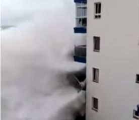 Апокалипсис! Вълни колкото 5-етажна сграда пометоха Тенерифе (ВИДЕО)