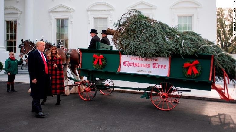 Доналд Тръмп и съпругата му посрещнаха в Белия дом коледното дърво (СНИМКИ/ВИДЕО)