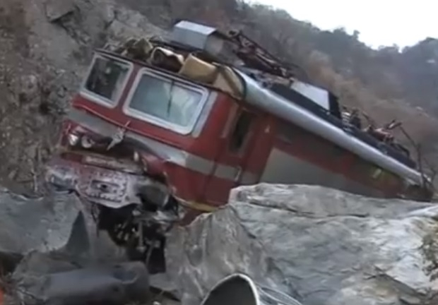 Още страшни СНИМКИ и ВИДЕО от удара на пътническия влак в скалите в Кресненското дефиле, какво е състоянието на пострадалите 