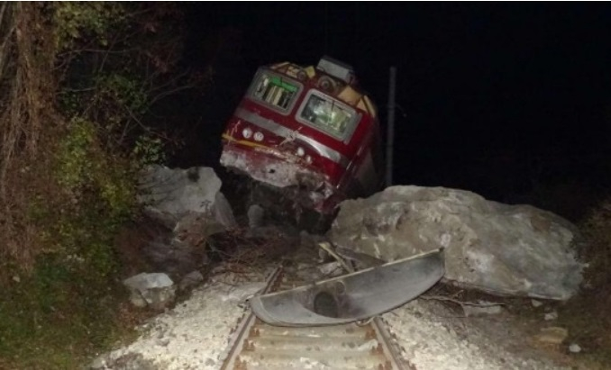 Още страшни СНИМКИ и ВИДЕО от удара на пътническия влак в скалите в Кресненското дефиле, какво е състоянието на пострадалите 