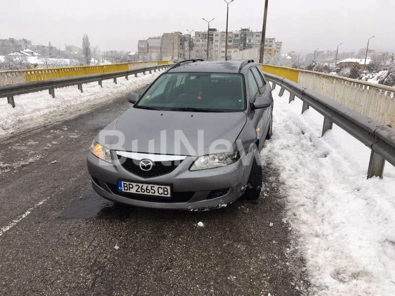 Внимание, шофьори! Ледено бедствие в Северозапада, коли се въртят като пумпали по шосетата (СНИМКИ)