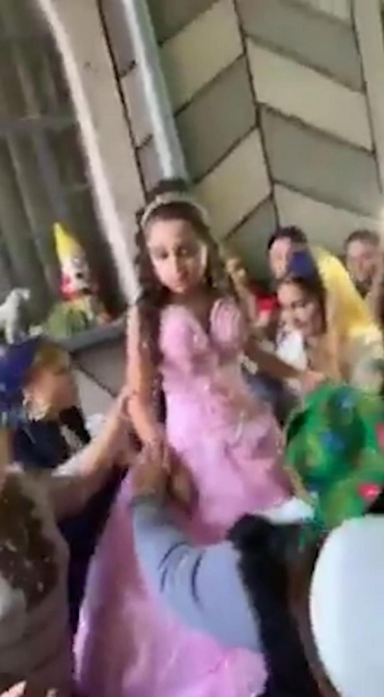 Циганска сватба в Румъния сащиса нета! 10-годишно момче взе 8-годишна розова булка (ВИДЕО) 