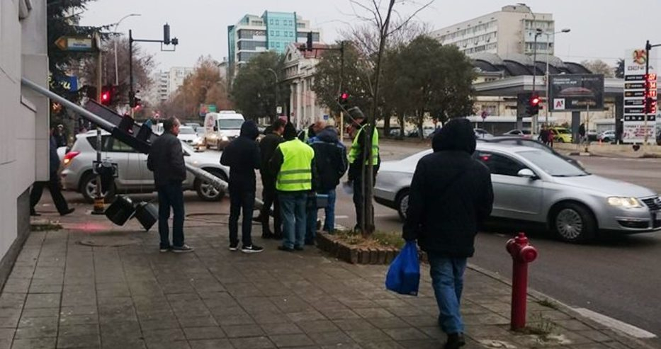 Страшен инцидент със светофар във Варна (СНИМКИ)