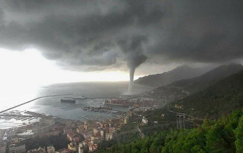 Страховито: Огромно водно торнадо се развихри на пристанище в Италия! (СНИМКИ/ВИДЕО) 