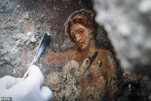 Скандална фреска откриха в руините в Помпей! Знойна и полугола принцеса прави секс със странно животно (СНИМКИ)