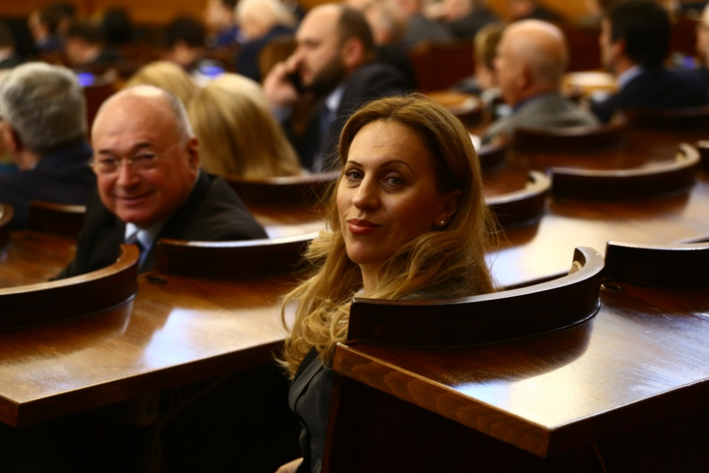 Марияна Николова вече е в парламента! Ето какво направи първо (СНИМКИ)