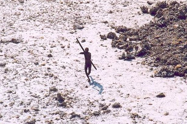 Диви туземци убиха със стрели американец, промъкнал се на острова им (СНИМКИ/ВИДЕО) 