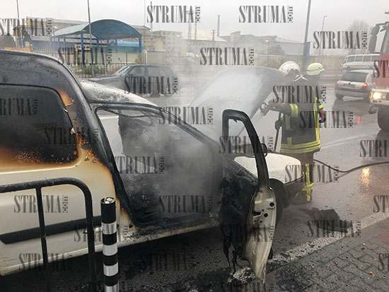 Зрелищни СНИМКИ! Кола изгоря до основи в Благоевград