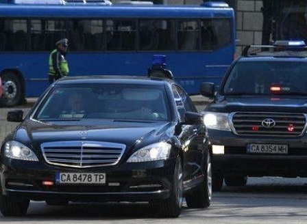 Извънредно в БЛИЦ! Кола от кортежа на президента Радев се блъснала в друга кола с жена! (ОБНОВЕНА)