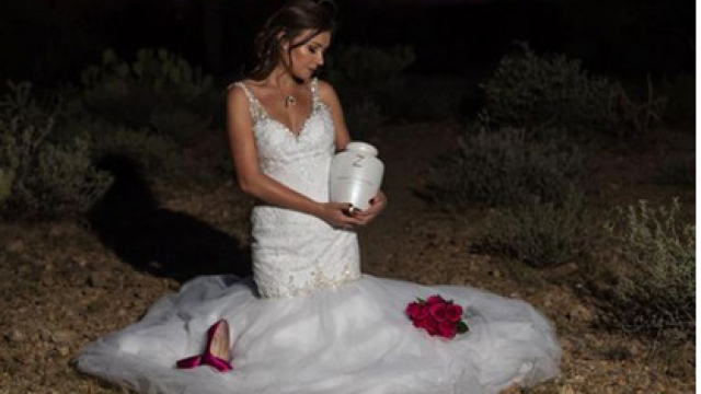 Невеста си направи сватбена фотосесия с урната на годеника си