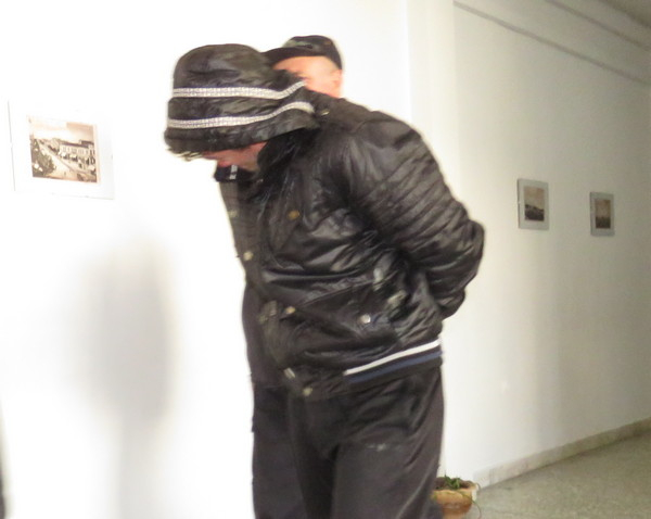 Легендарният бургаски ъндърграуд герой Деян Джабаров влезе окован в съда (СНИМКА)