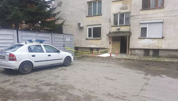 Огромна трагедия пред блок в Казанлък, пред вратата лежи труп, покрит с чаршаф (СНИМКИ/ВИДЕО)