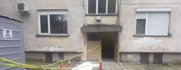 Огромна трагедия пред блок в Казанлък, пред вратата лежи труп, покрит с чаршаф (СНИМКИ/ВИДЕО)