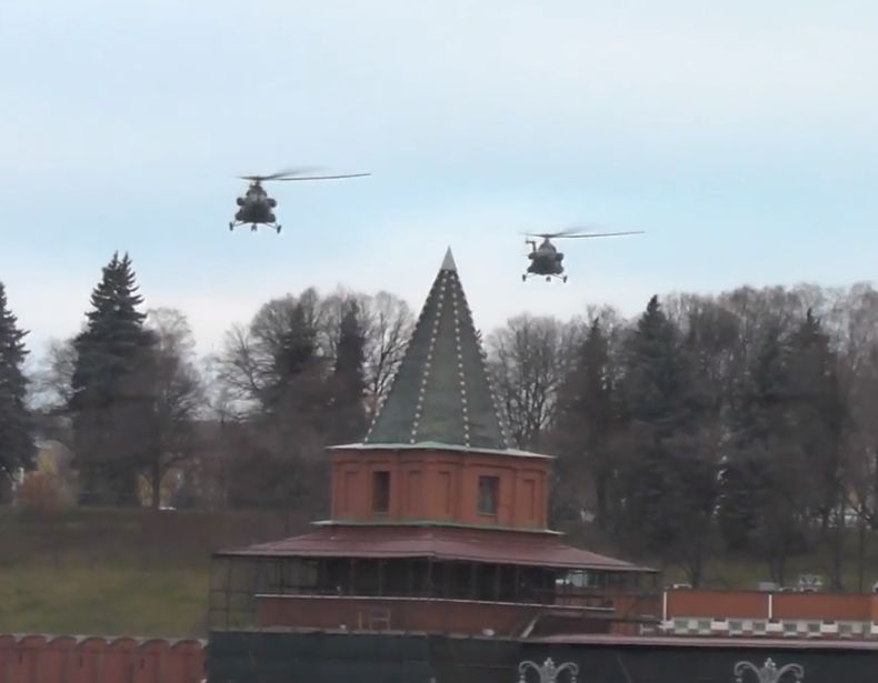 Хеликоптери над Кремъл, спасяващи Путин от неизвестна заплаха, стреснаха московчани (ВИДЕО)