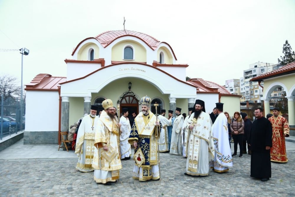 Фоторепортаж в БЛИЦ: Дядо Неофит освети обновен параклис навръх храмовия му празник