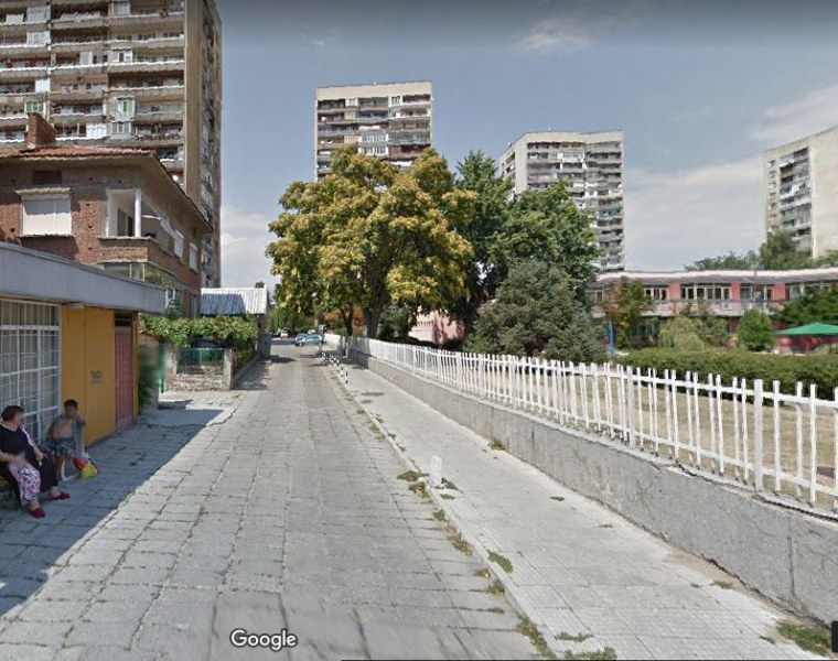 Родители в паника: Камиони и коли хвърчат покрай детска градина в Пловдив (СНИМКИ)