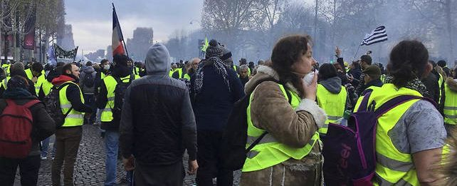 В Париж ври и кипи! "Жълтите жилетки" подпалиха Шанз Елизе, стана страшно (СНИМКИ/ВИДЕО/НА ЖИВО)