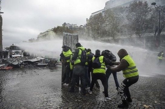 В Париж ври и кипи! "Жълтите жилетки" подпалиха Шанз Елизе, стана страшно (СНИМКИ/ВИДЕО/НА ЖИВО)