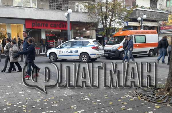 От последните минути: Хвърчи линейка и полиция в центъра на Бургас! (СНИМКА)