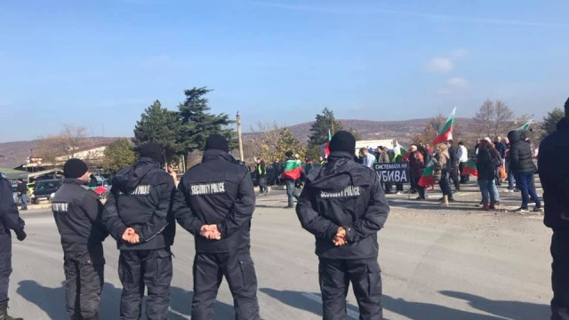 Протестиращи затвориха пътя от пътен възел "Петолъчка" към Бургас (СНИМКИ)