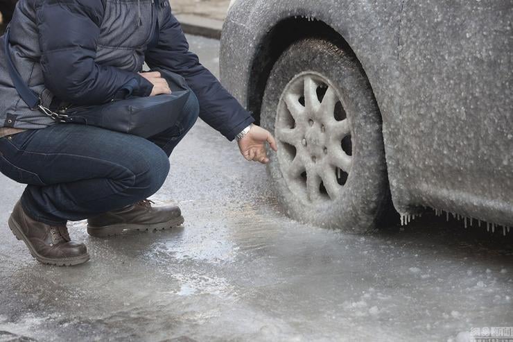 Какво да направите, ако сте паркирали в локва и намерите колата си със замръзнали в леда колела
