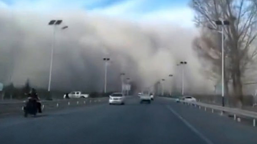 Огромна пясъчна буря връхлетя Китай (СНИМКИ/ВИДЕО)