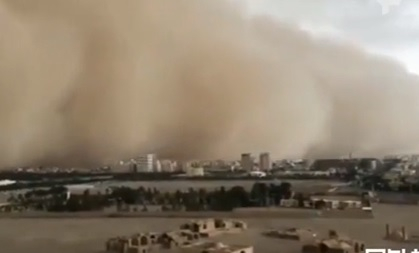 Шокиращи кадри: Гигантска пясъчна вълна погълна цял град (ВИДЕО) 