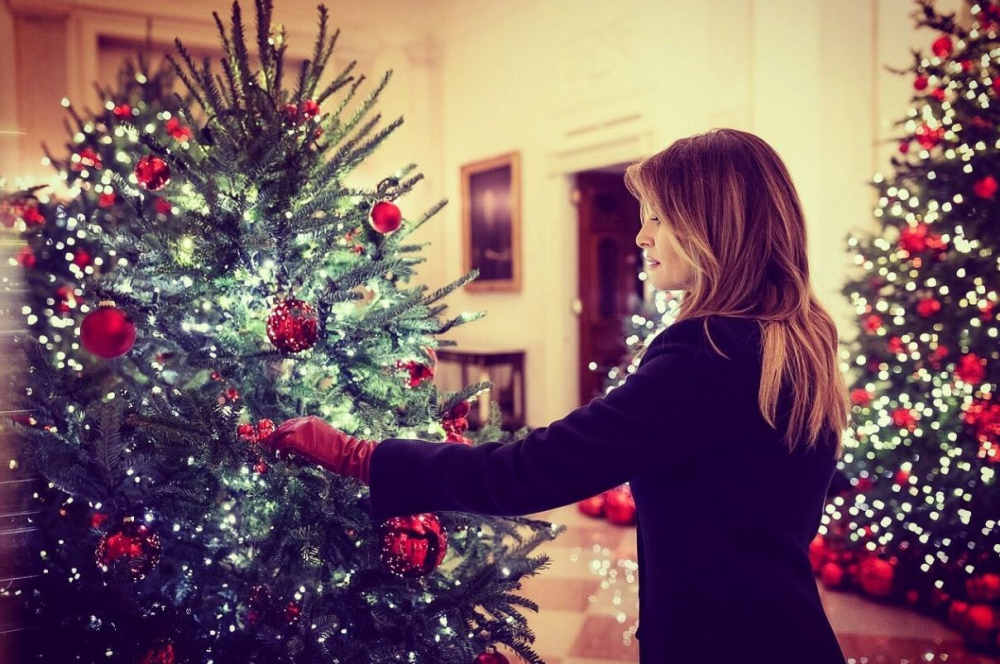 Мелания смая света с Коледната украса на Белия дом (СНИМКИ/ВИДЕО)