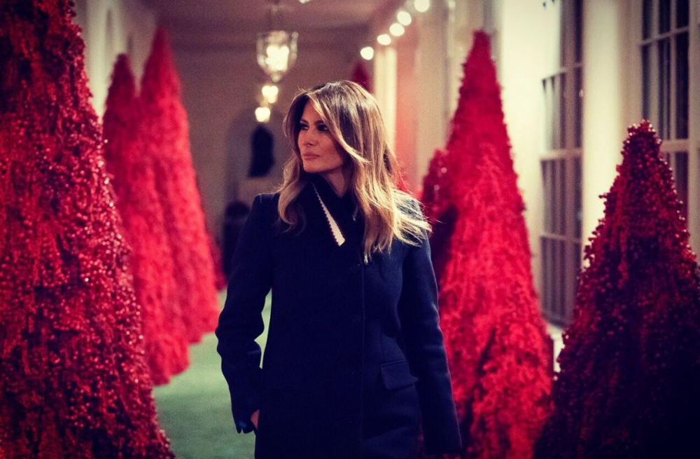 Мелания смая света с Коледната украса на Белия дом (СНИМКИ/ВИДЕО)