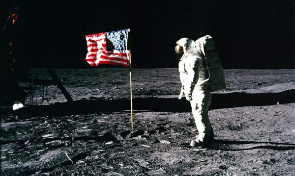 Рогозин се забърка в космически скандал, ще проверява дали американците действително са били на Луната