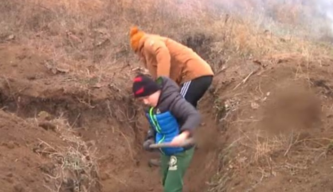 Военно положение: В Украйна изкараха деца сираци да копаят окопи, защото Порошенко казал, че започва война с Русия (ВИДЕО)