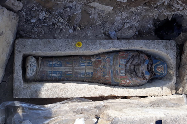 Откриха осем тайнствени мумии в двойни саркофази в Египет (СНИМКИ)