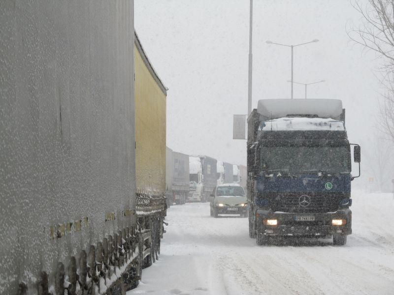 Лошото време блокира стотици камиони на „Дунав мост”