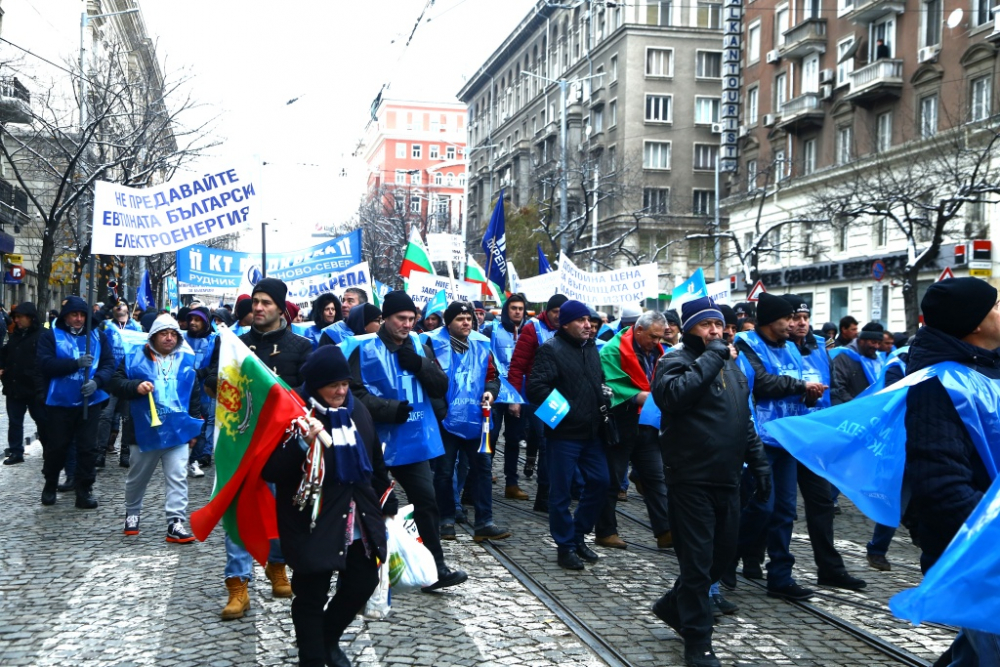 Протест след протеста срещу кабинета на Радев: След пътищарите миньорите превземат София