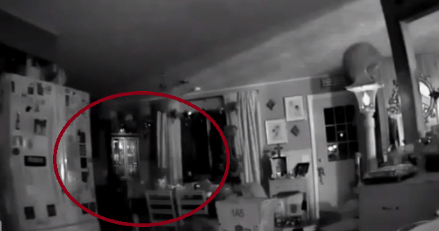 Момиче разглеждаше ВИДЕО от камерите за наблюдение в дома й и се разпищя от ужас, когато видя заснетото 