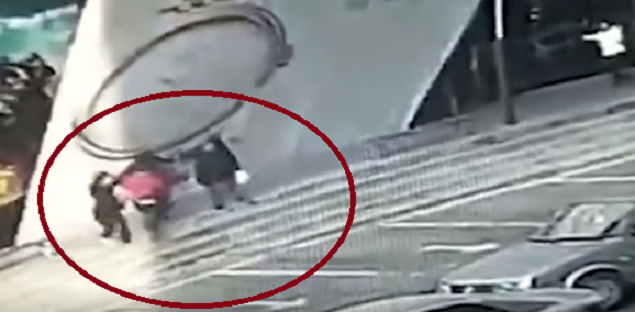 Камери заснеха ужасяващ инцидент със сплескани хора като в хербарий (ВИДЕО)