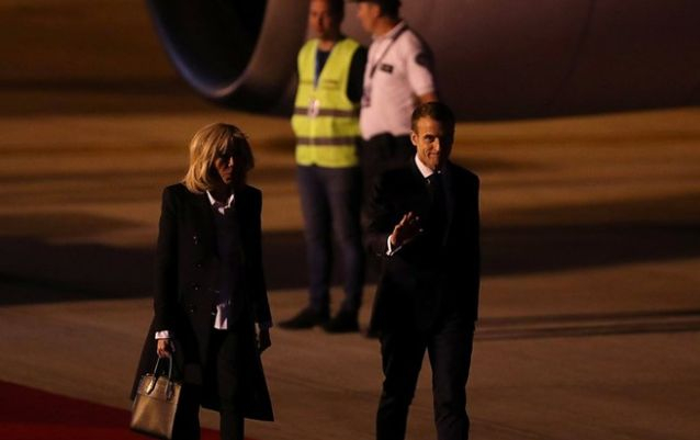 Тази СНИМКА на Макрон от летището в Буенос Айрес обиколи медиите, заговори се за страшен гаф