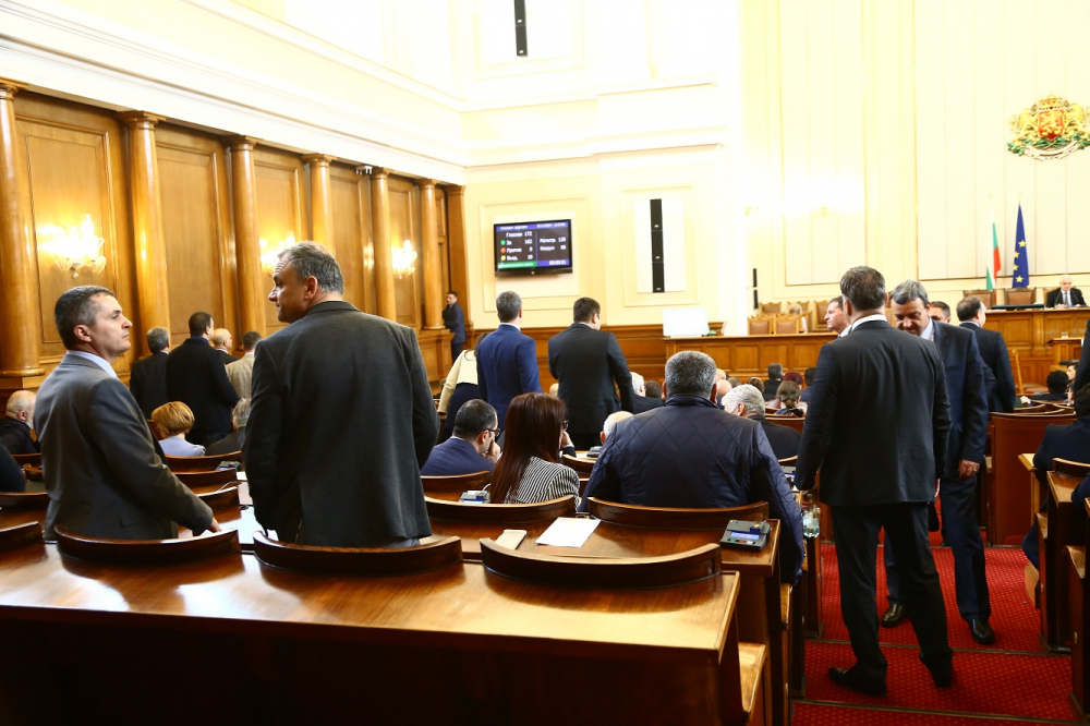 Парламентът удължи работното си време заради промените в Изборния кодекс и предложението за смяна състава на ЦИК
