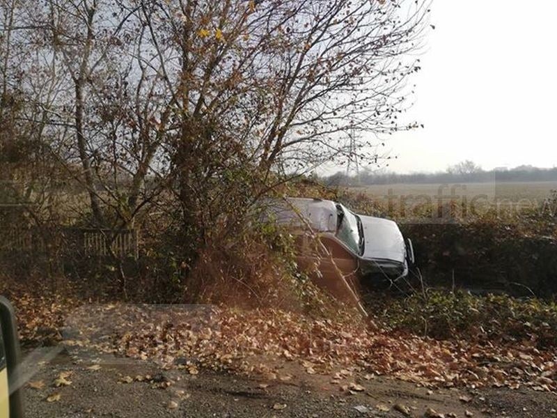 Кола със зрелищна каскада на водна пързалка край Пловдив (СНИМКИ)