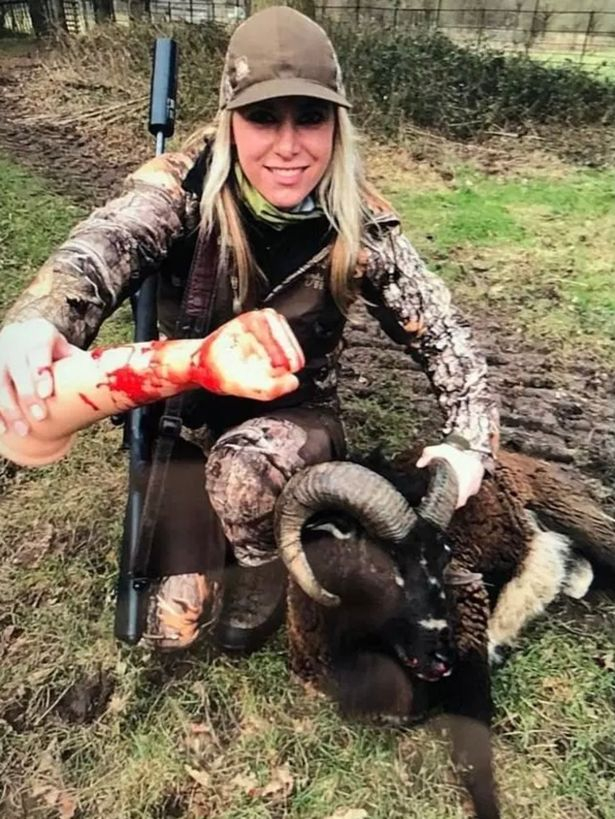 Американка позира с мъртва коза и кървава сексиграчка и вбеси цяла Шотландия (ВИДЕО/СНИМКИ)