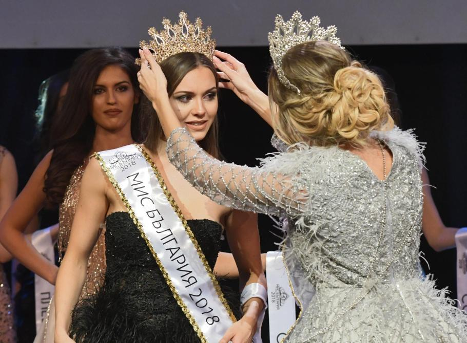 Ученичка от Бургас се окичи с титлата "Мис България" (СНИМКИ)