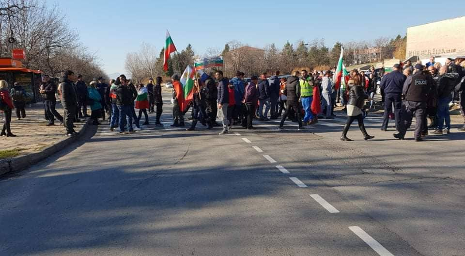 Протестиращи в Сопот палиха гуми и играха хоро, след като блокираха пътя (СНИМКИ/ВИДЕО)