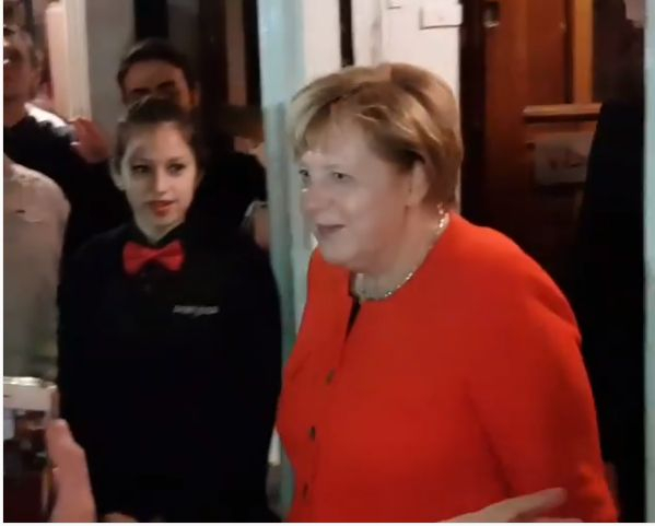 Меркел втрещи всички с поведението си - тръгна сред простосмъртните в Буенос Айрес, за да търси мръвка говеждо (СНИМКИ/ВИДЕО)